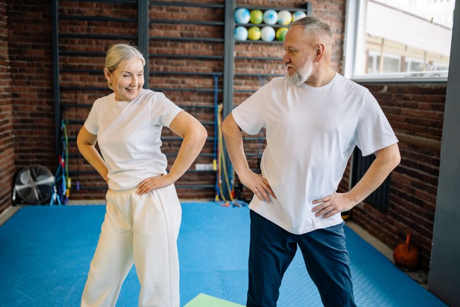 Senioren die veilig en comfortabel trainen op een loopband in hun huis.