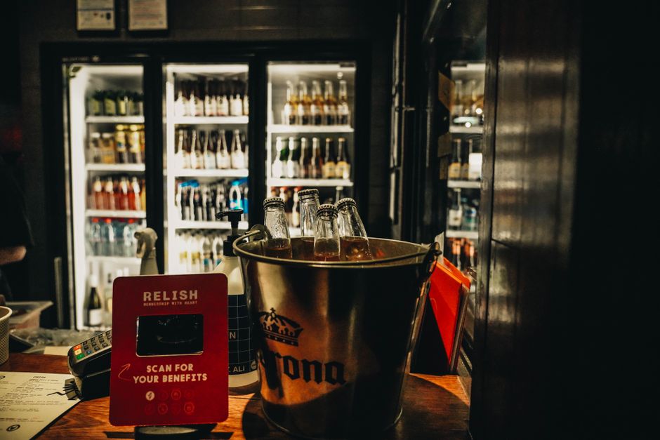 Een moderne horeca barkoelkast in een stijlvolle bar, perfect voor het koelen van dranken en ingrediënten.