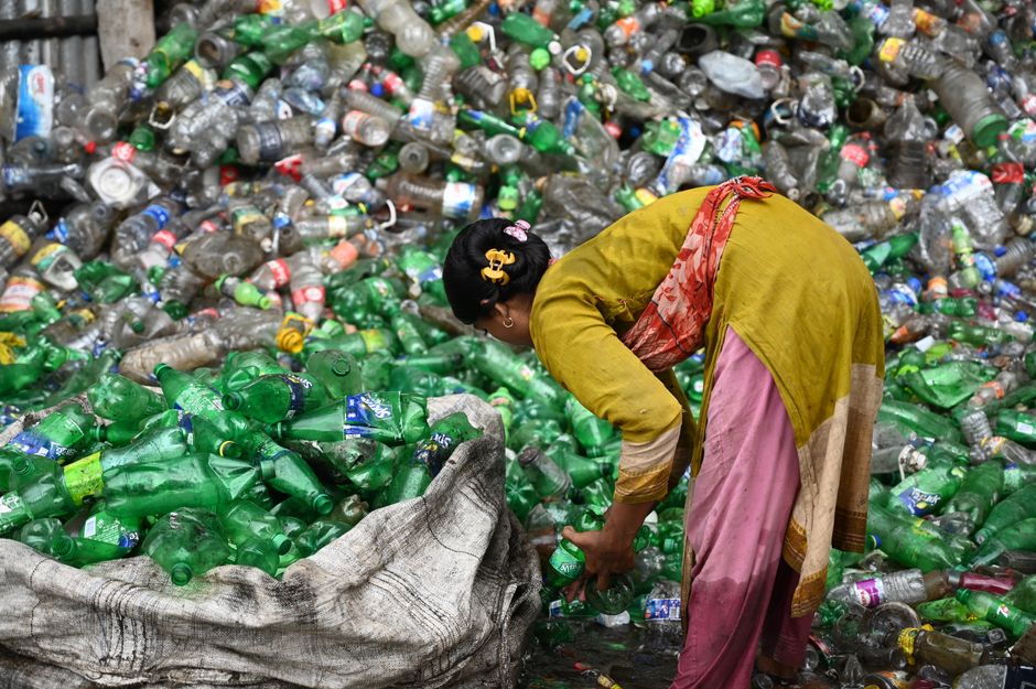Moderne recyclingmachines voor kunststof helpen bij het hergebruiken van plastic afval en bevorderen duurzaamheid.